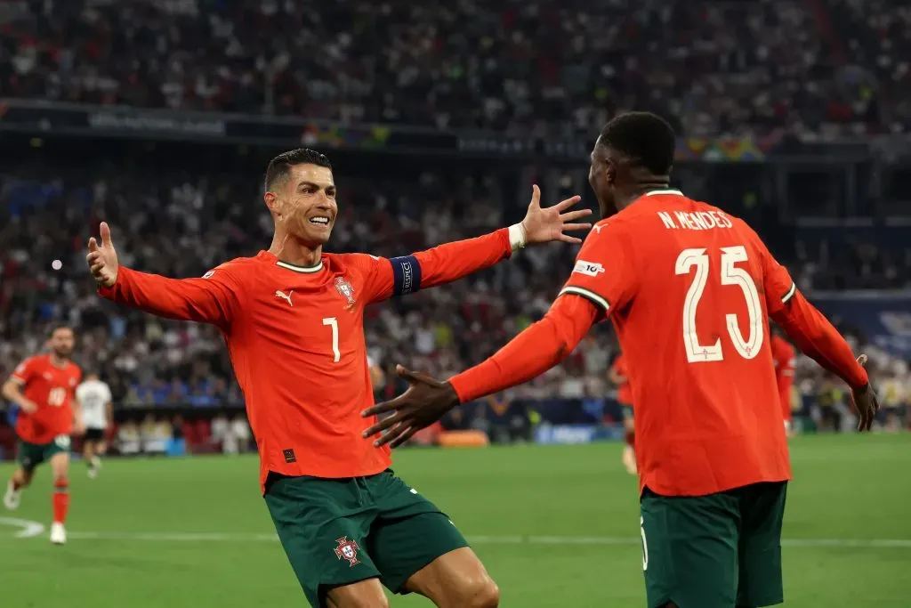 CR7 marcou o segundo golo de Portugal nas meias-finais, após uma grande jogada de Nuno Mendes. Foto: Alexander Hassenstein/Getty Images.