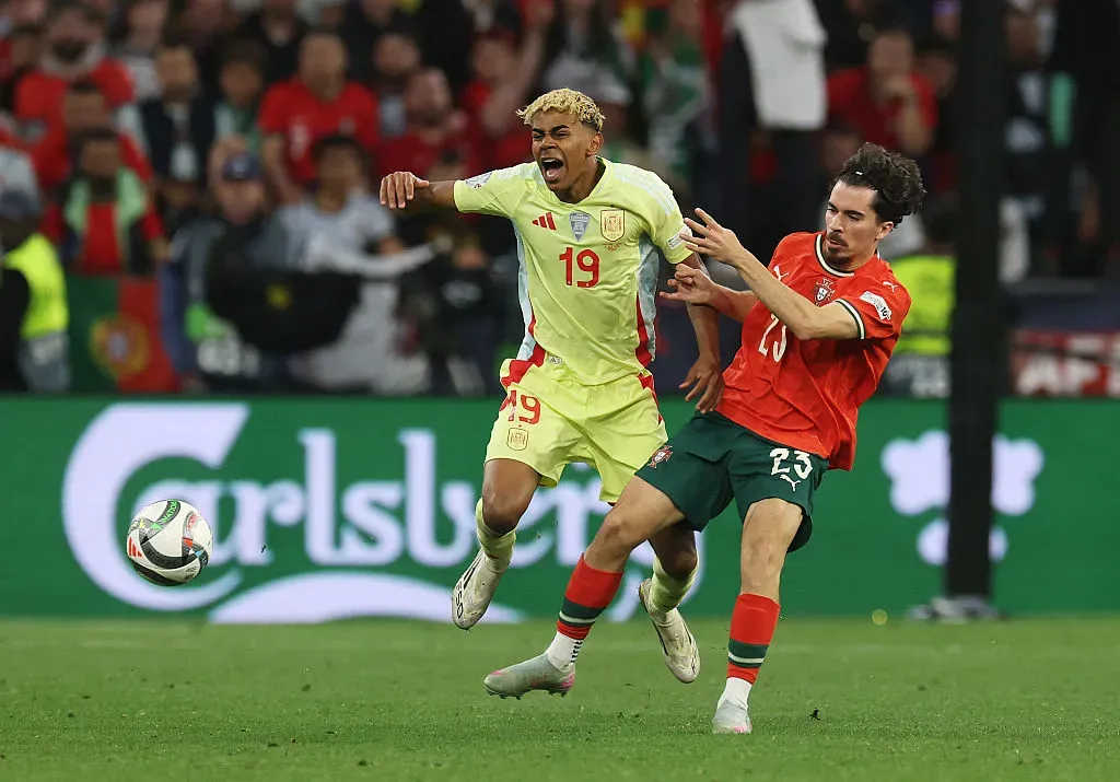Vitinha trava com Lamine Yamal durante Portugal x Espanha. Foto: Getty Images