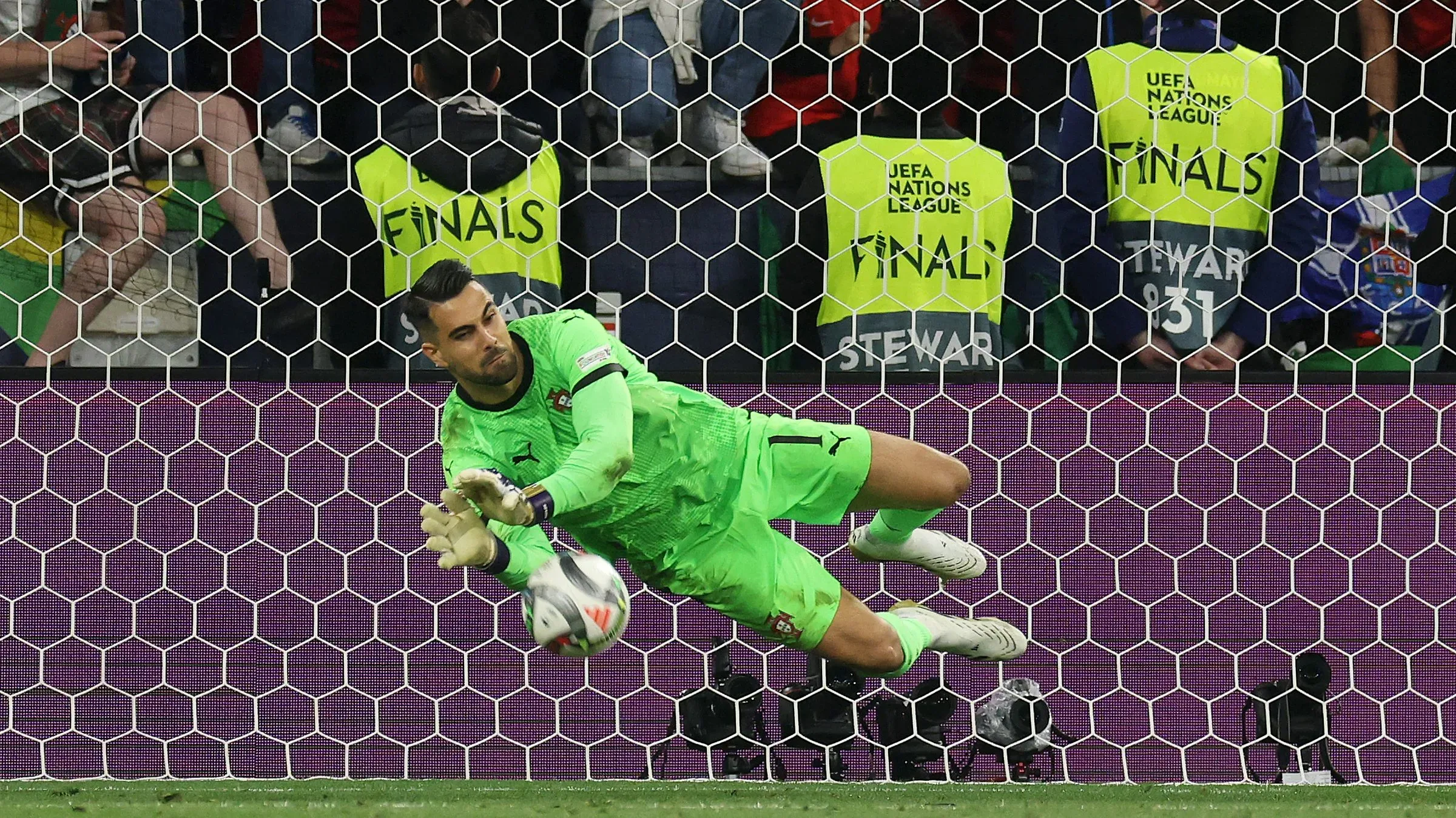 Diogo Costa ‘caiu’ sempre para a direita e estratégia resultou ao negar o penálti de Álvaro Morata.Foto: Alexander Hassenstein/Getty Images