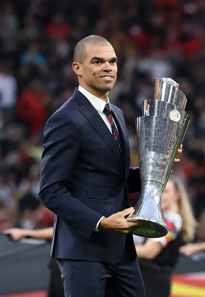 Pepe entrega taça da Liga das Nações à Seleção de Portugal. Foto: Getty Images