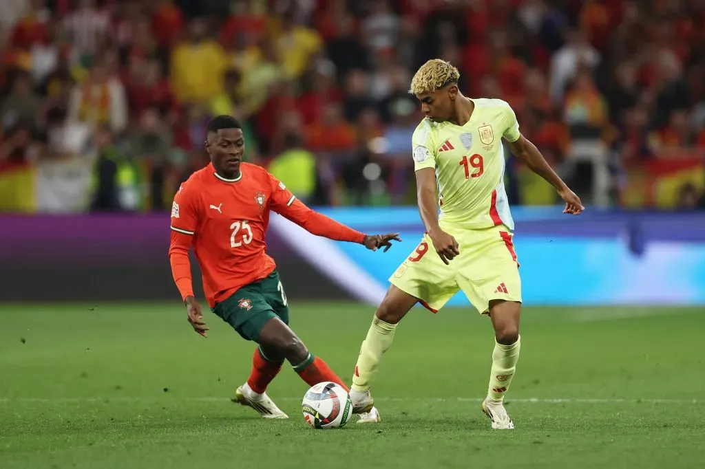 Nuno Mendes disputa a bola com Lamine Yamal. Foto: Lars Baron/Getty Images.