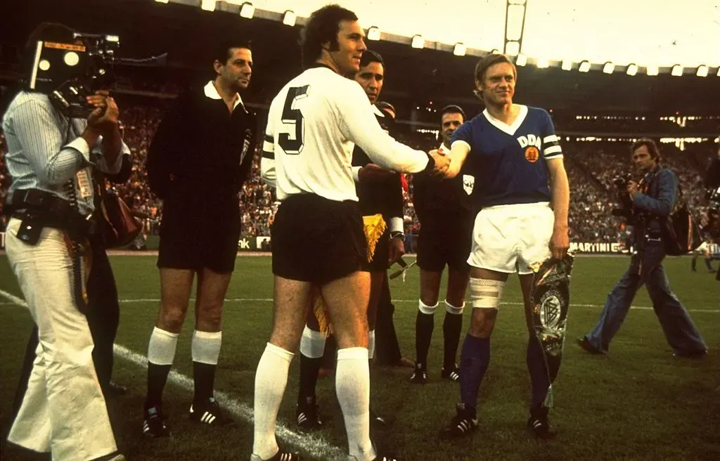 Franz Beckenbauer (à esquerda), o único defesa com duas Bola de Ouro. Foto: Getty Images