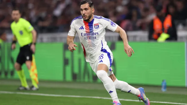 Rayan Cherki está de saída do Lyon para o Manchester City neste defeso e chega a tempo do Mundial de Clubes. Foto: Michael Steele/Getty Images