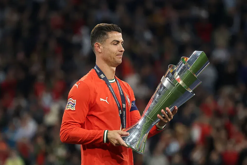 Cristiano Ronaldo com o troféu da Nations League. Foto: Getty Images