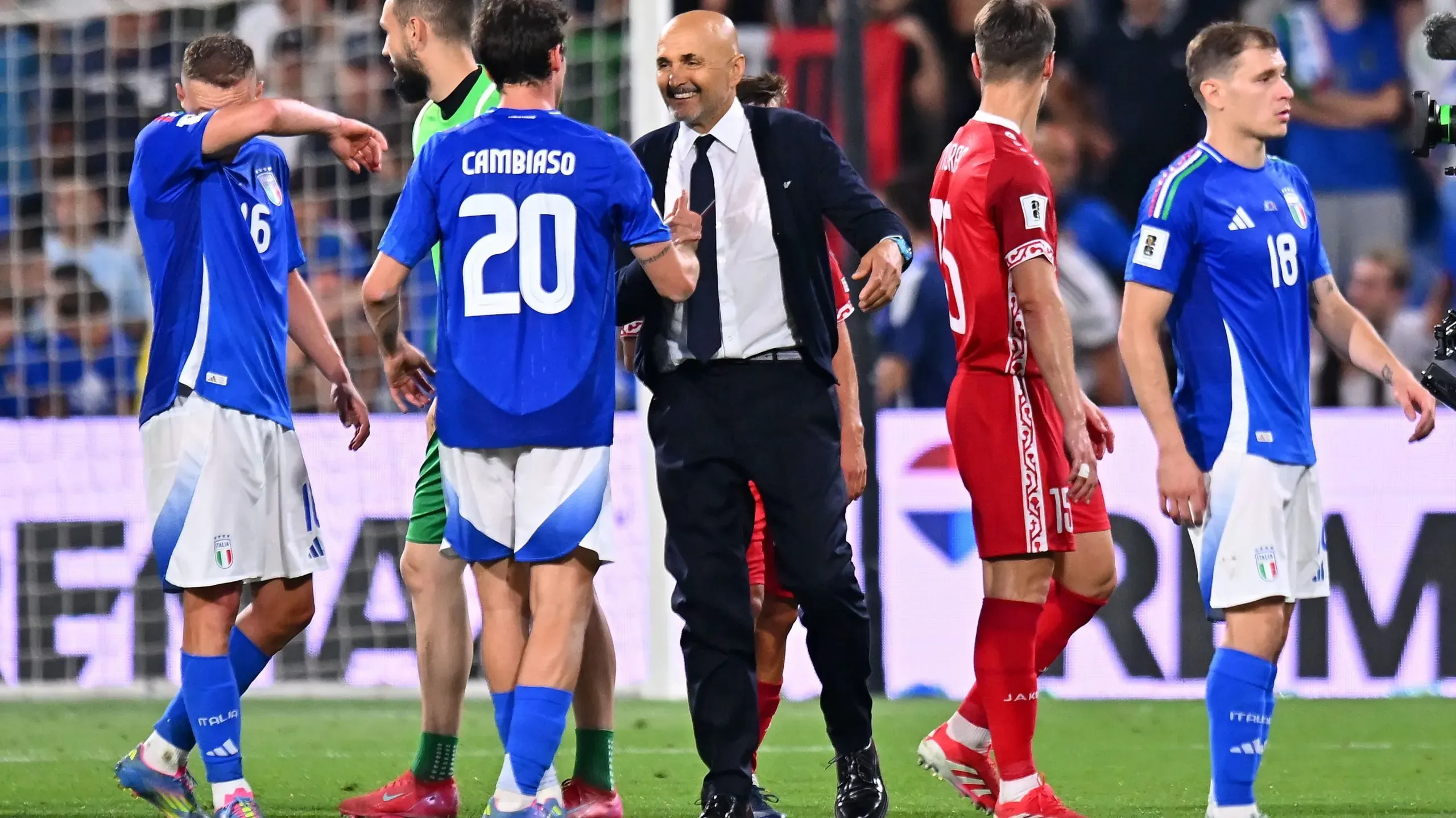 Luciano Spalletti despede-se dos jogadores naquele que foi o último jogo como selecionador de Itália.Foto: Alessandro Sabattini/Getty Images