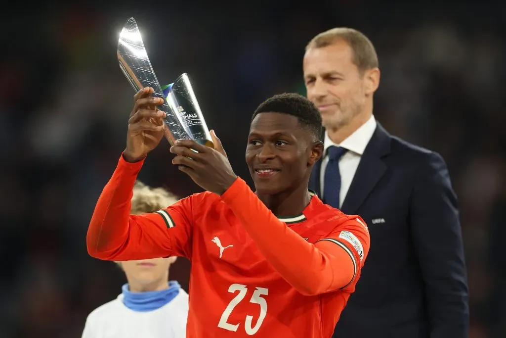 Nuno Mendes recebeu os prémios de melhor jogador da final e da fase final da Nations League. Foto: Alexander Hassenstein/Getty Images.