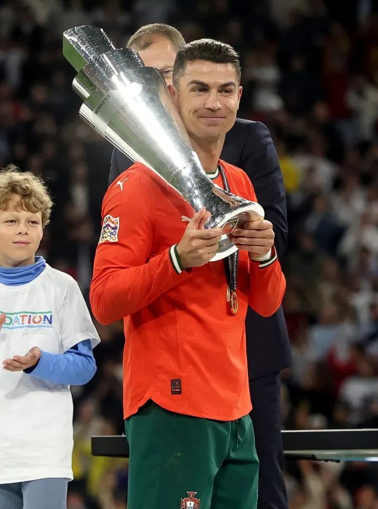 Cristiano Ronaldo momentos antes de levantar, com a seleção de Portugal, o troféu da Liga das Nações 2024/25. Foto: Lars Baron/Getty Images.