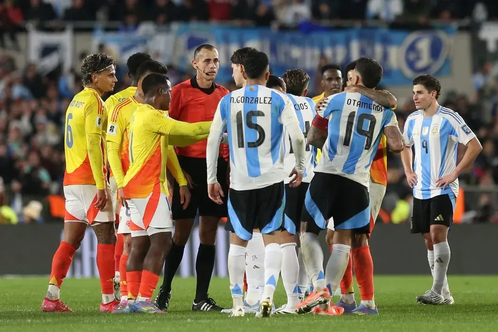 Mais um jogo intenso entre seleções sul-americanas. Foto: Daniel Jayo/Getty Images.