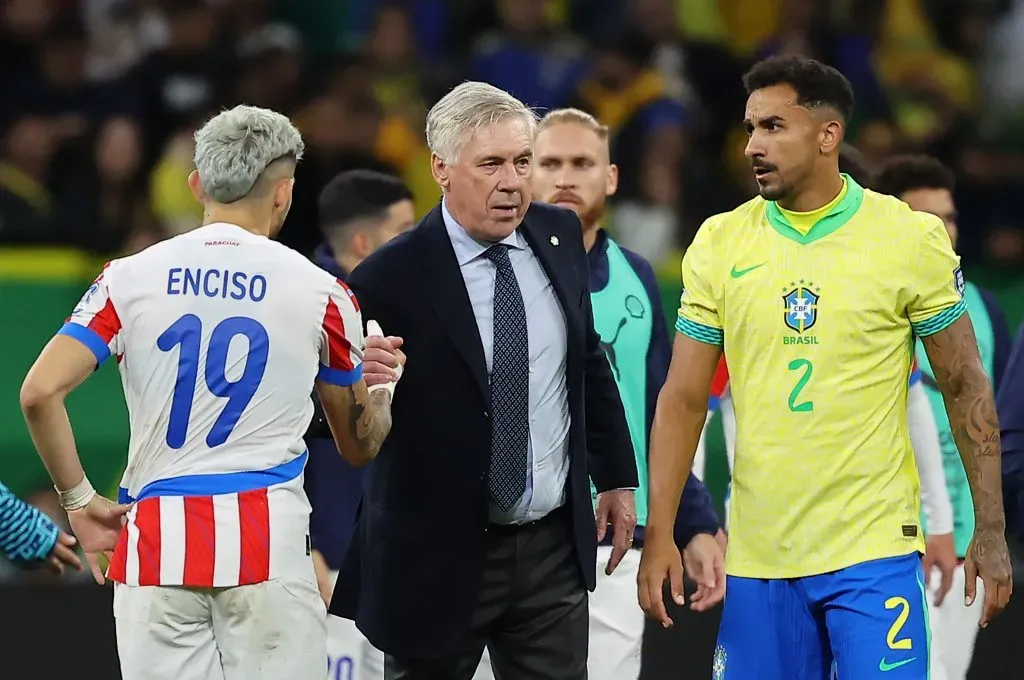 Carlo Ancelotti durante o Brasil x Paraguei. Foto: Wagner Meier/Getty Images.