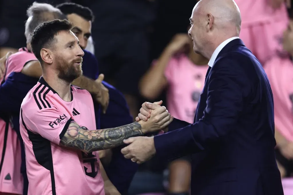 Lionel Messi, jogador do Inter Miami, a cumprimentar o presidente da FIFA. Foto: Carmen Mandato/Getty Images.