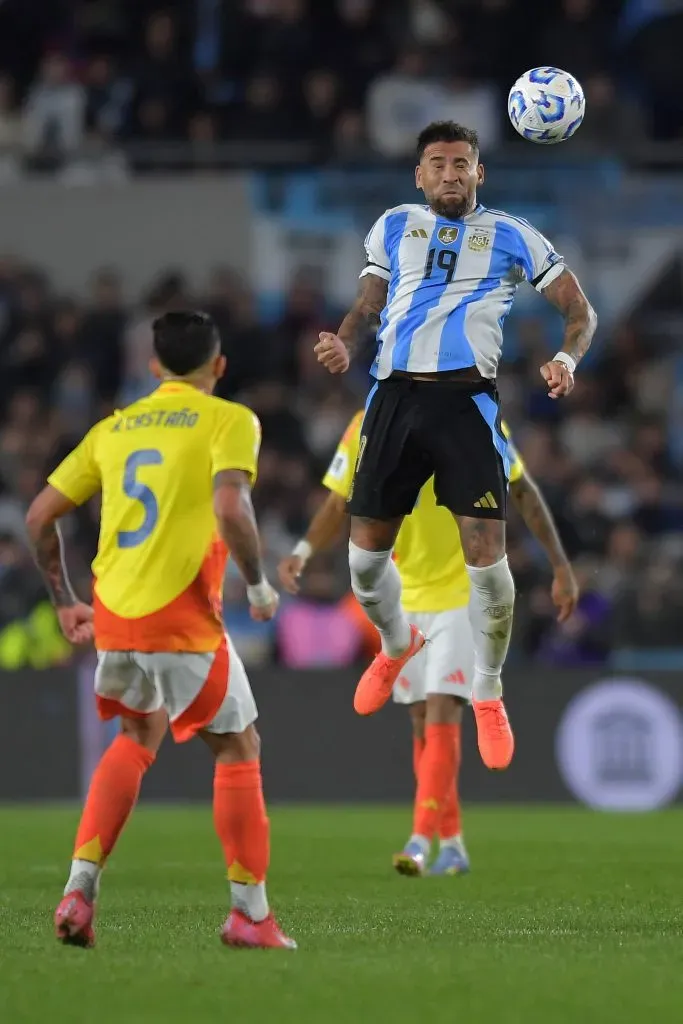 Otamendi em ação durante o Argentina x Colômbia. Foto: Marcelo Endelli/Getty Images.