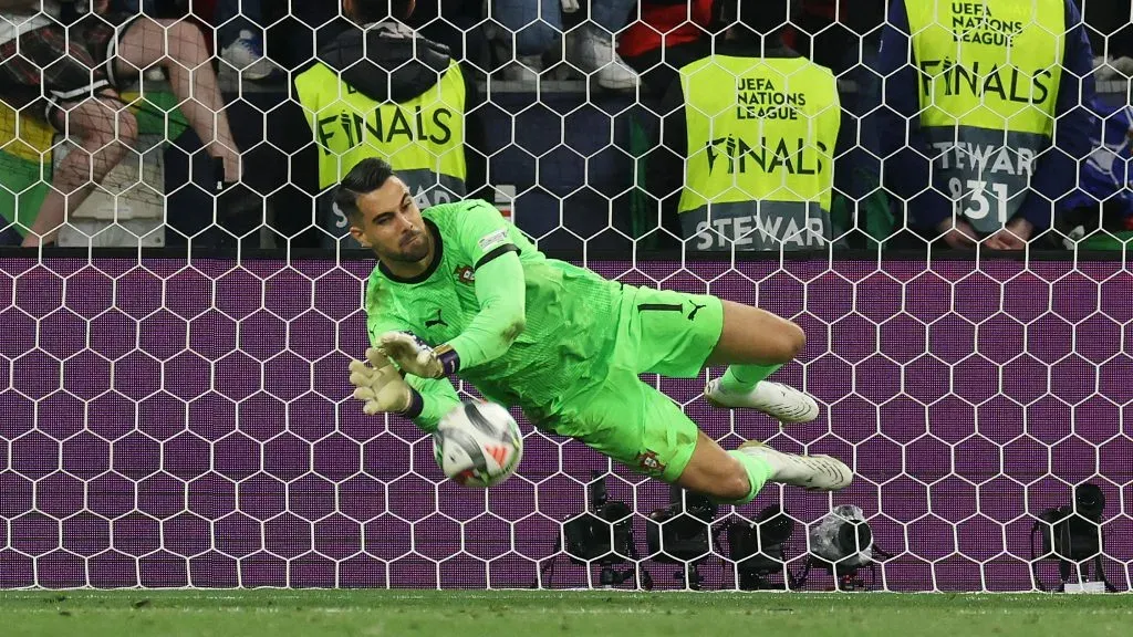 Diogo Costa foi decisivo na conquista da Nations League por Portugal, ao defender um dos penáltis no desempate. Foto: Alexander Hassenstein/Getty Images