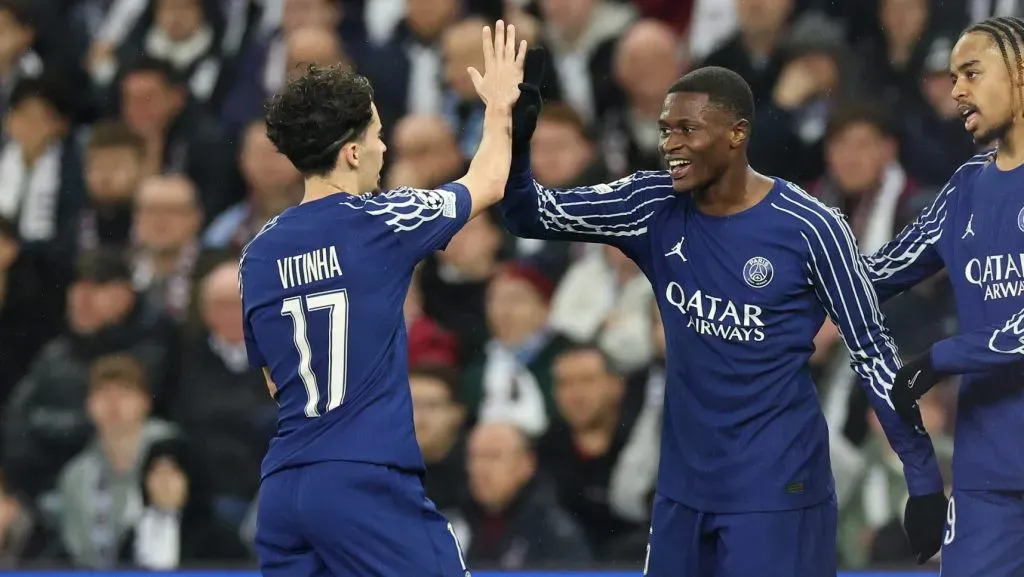Roberto Martínez rendido a Vitinha e Nuno Mendes, do PSG. Foto: Carl Recine/Getty Images