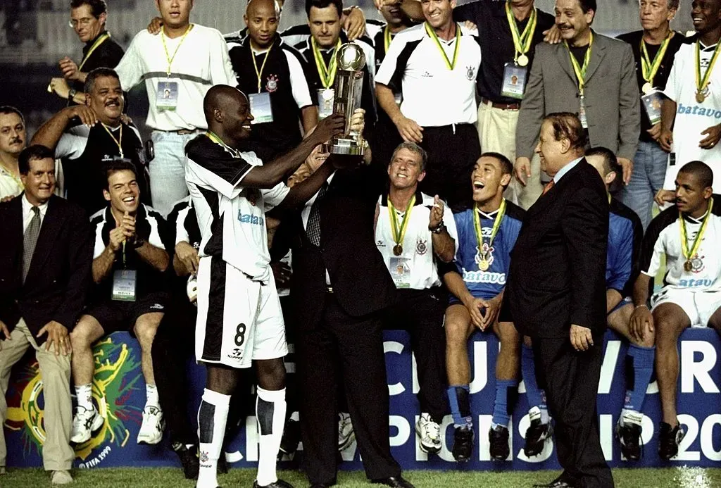 Freddy Rincón, capitão do Corinthians, recebe o troféu do Mundial de 2000. Créditos: Shaun Botterill/Allsport
