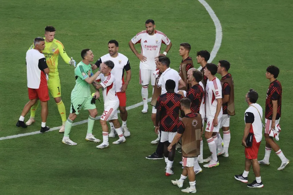 Este encontro teve igualmente algumas “quezílias” e três expulsões. Foto: Sandra Montanez/Getty Images.
