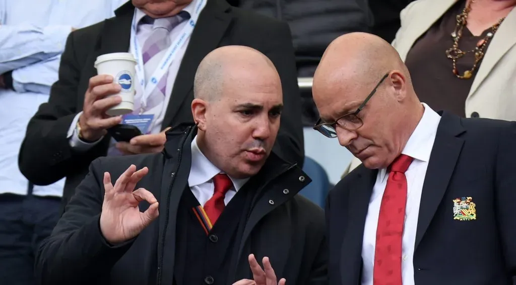 Omar Berrada (à esquerda), CEO do Manchester United, confia em Rúben Amorim. Foto: Eddie Keogh/Getty Images