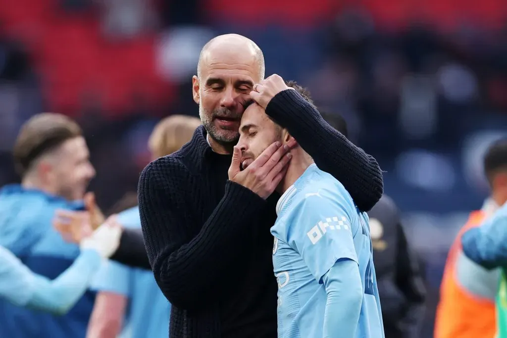 Pep Guardiola e Bernardo Silva, em 2024. Foto: Alex Pantling/Getty Images.