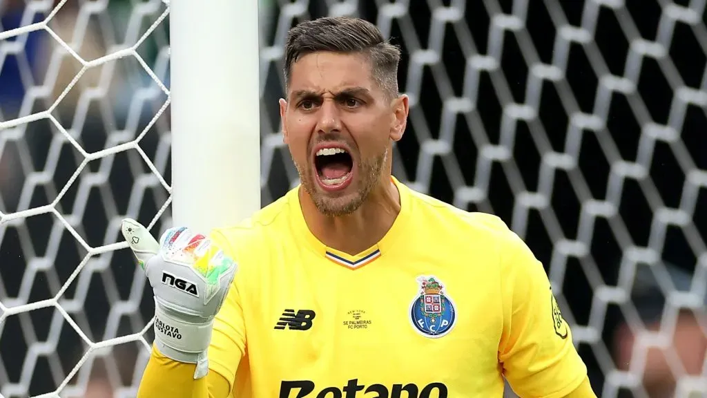 Cláudio Ramos em ação pelo FC Porto ante o Palmeiras. Foto: conta oficial no X do FC Porto
