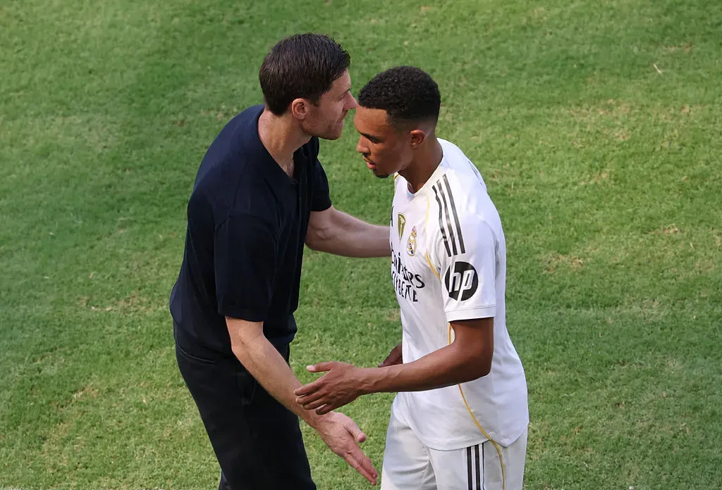Xabi Alonso e Trent Alexander-Arnold, dois estreantes no Real Madrid. Foto: Getty Images