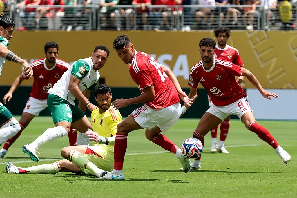 Vitor Roque parou no guarda-redes Mohamed El-Shenawy. Foto: Getty Images