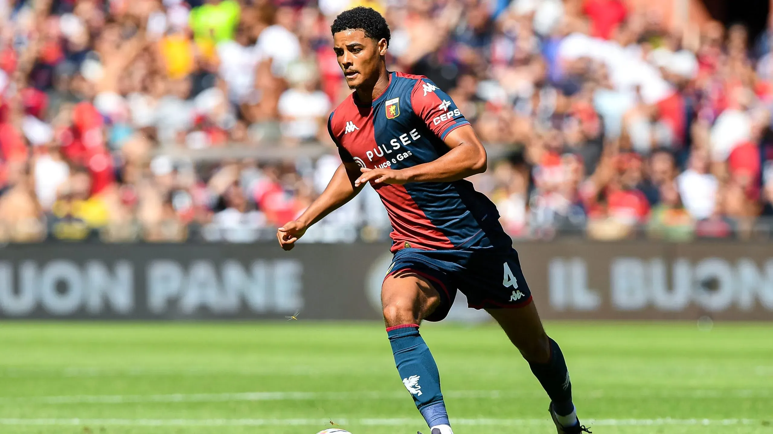 Koni de Winter, central belga de 23 anos do Génova, está nas agendas de Benfica e FC Porto.Foto: Getty Images