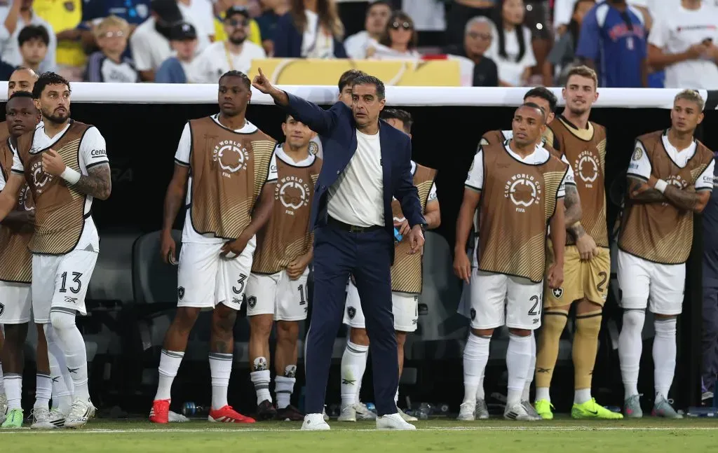 Renato Paiva a dar indicações, durante o jogo. Foto: Stu Forster/Getty Images.