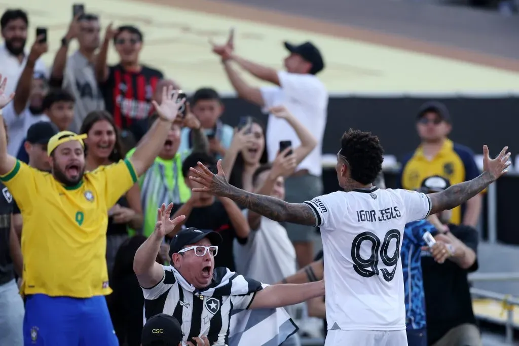 Igor Jesus celebra golo contra o PSG com adeptos do Botafogo. Foto: Forster/Getty Images.