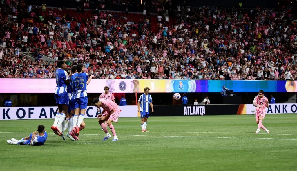 O momento em que Messi cobra o livre que deu o 2-1. Foto: Alex Grimm/Getty Images.