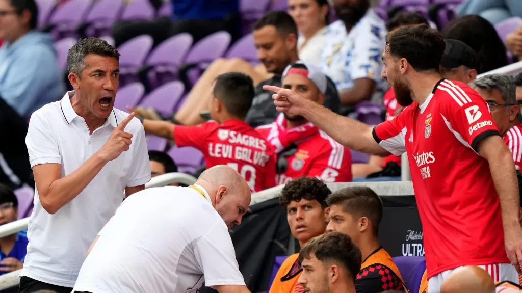 A altercação entre Bruno Lage e Kokçu, no jogo entre o Benfica e o Auckland City. Foto: Michael Owens/Getty Images