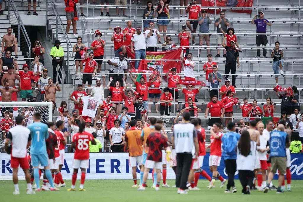 Jogadores e adeptos do Benfica celebram a vitória. Foto: Alex Grimm/Getty Images.
