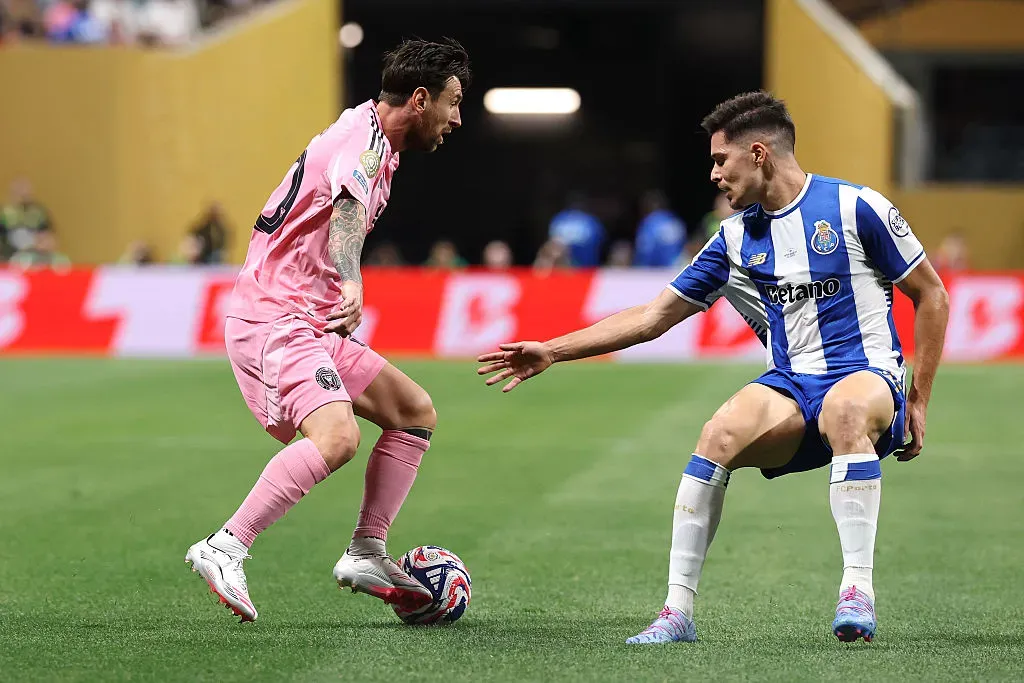 Moura contra Messi em Inter Miami x FC Porto. Foto: Getty Images