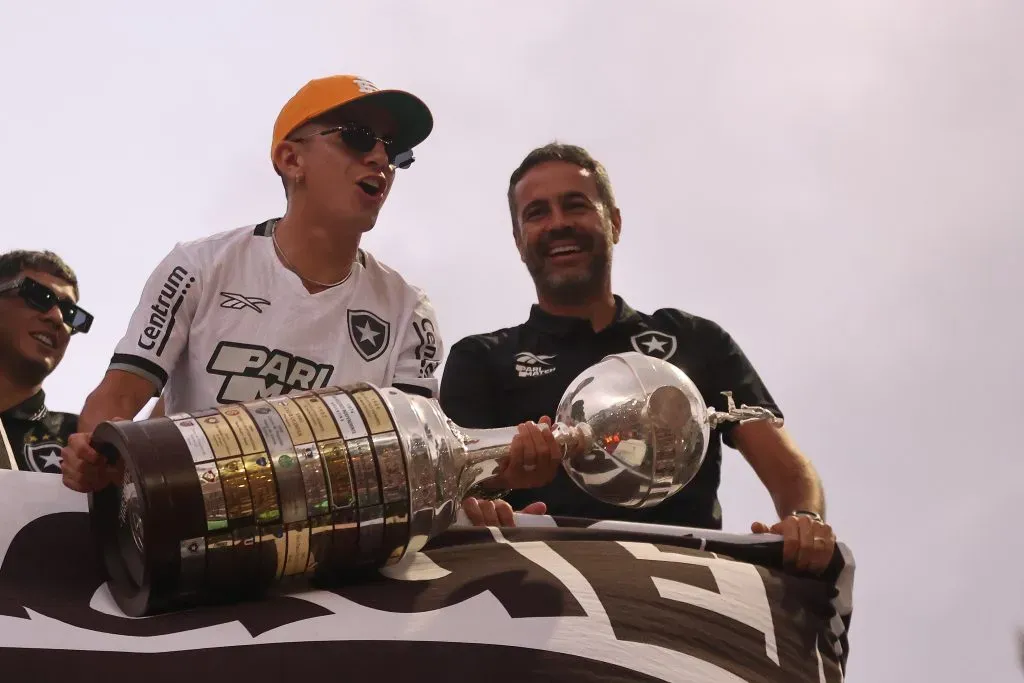 Almada e Artur Jorge celebram conquista da Libertadores pelo Botafogo. Foto: Wagner Meier/Getty Images.