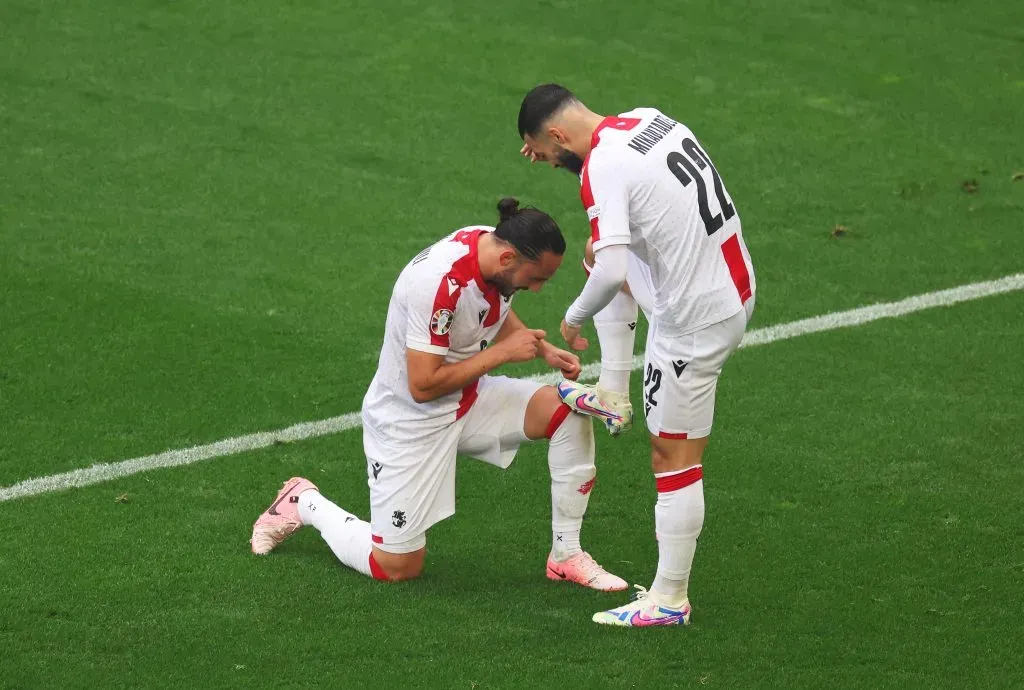 Kochorashvili a comemorar com Mikautadze um golo da seleção da Geórgia. Foto: Kevin C. Cox/Getty Images.