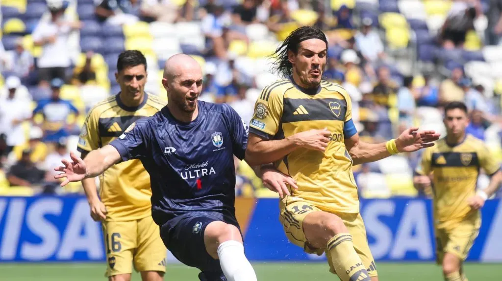 Christian Gray e Edinson Cavani em disputa no Auckland City x Boca Juniors. Foto: Alex Grimm/Getty Images