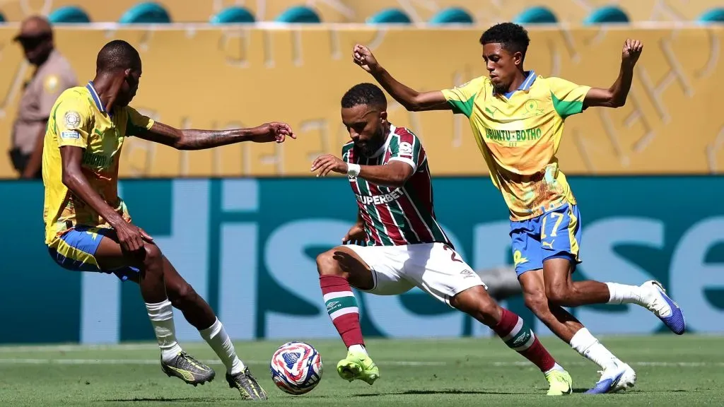 Samuel Xavier, do Fluminense, rodeado de jogadores do Sundowns. Foto: Megan Briggs/Getty Images