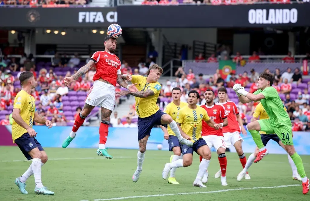 Otamendi a ganhar nas alturas aos jogadores do Auckland City, no Mundial. Foto: Alex Grimm/Getty Images.
