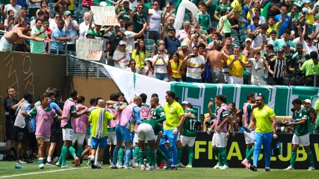 A festa do golo dos jogadores do Palmeiras com os adeptos: Foto: Francois Nel/Getty Images