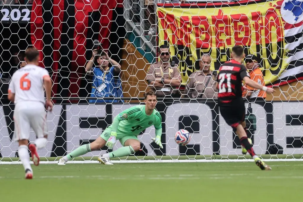 Jorginho cobra penálti contra Neuer no Flamengo x Bayern. Foto: Michael Reaves/Getty Images.