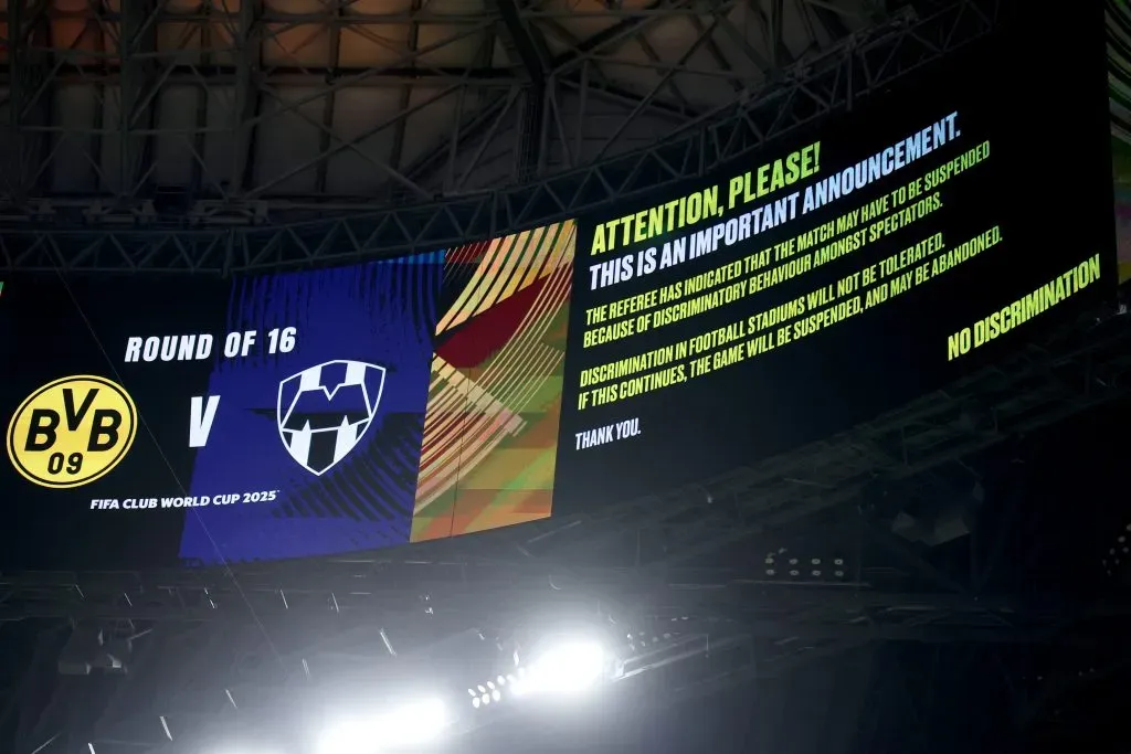 Um aviso no estádio para comportamentos discriminatórios do público e possível suspensão da partida, caso os mesmos continuassem a existir. Foto: Alex Grimm/Getty Images.