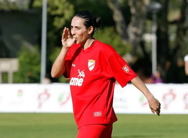 Carla com a camisola do 1.º Dezembro. Foto: Facebook Carla Couto.