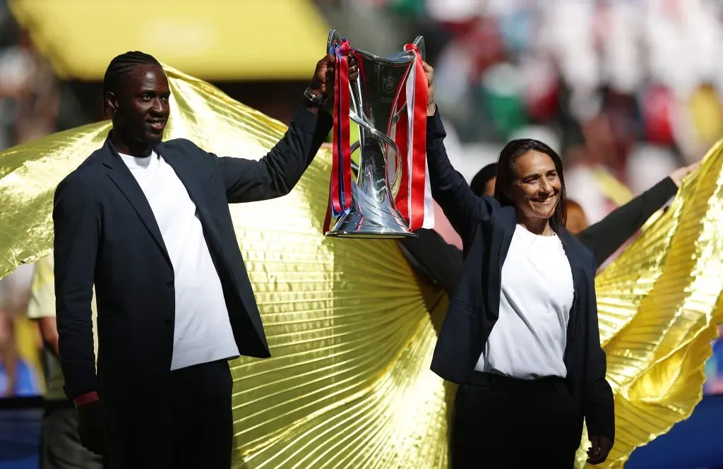 Éder junto com a Carla a levantarem o troféu da Champions League feminina, na final deste ano, em Alvalade. Foto: Maja Hitij/Getty Images.
