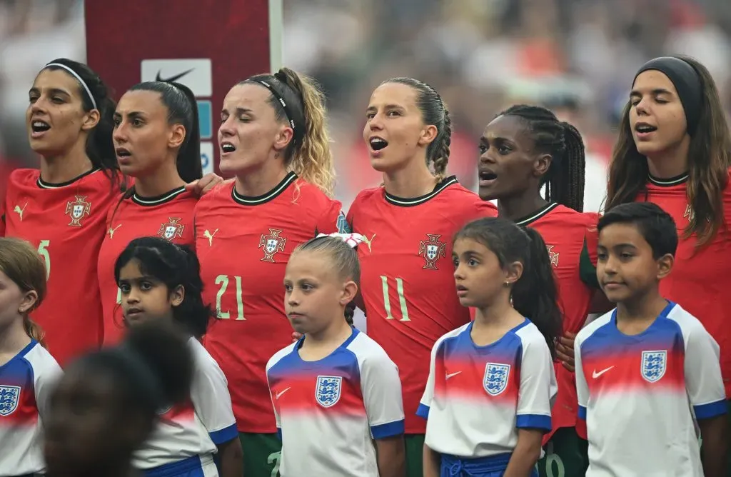 A equipa lusa a cantar o hino, com Tatiana em foco. Foto: Mike Hewitt/Getty Images.