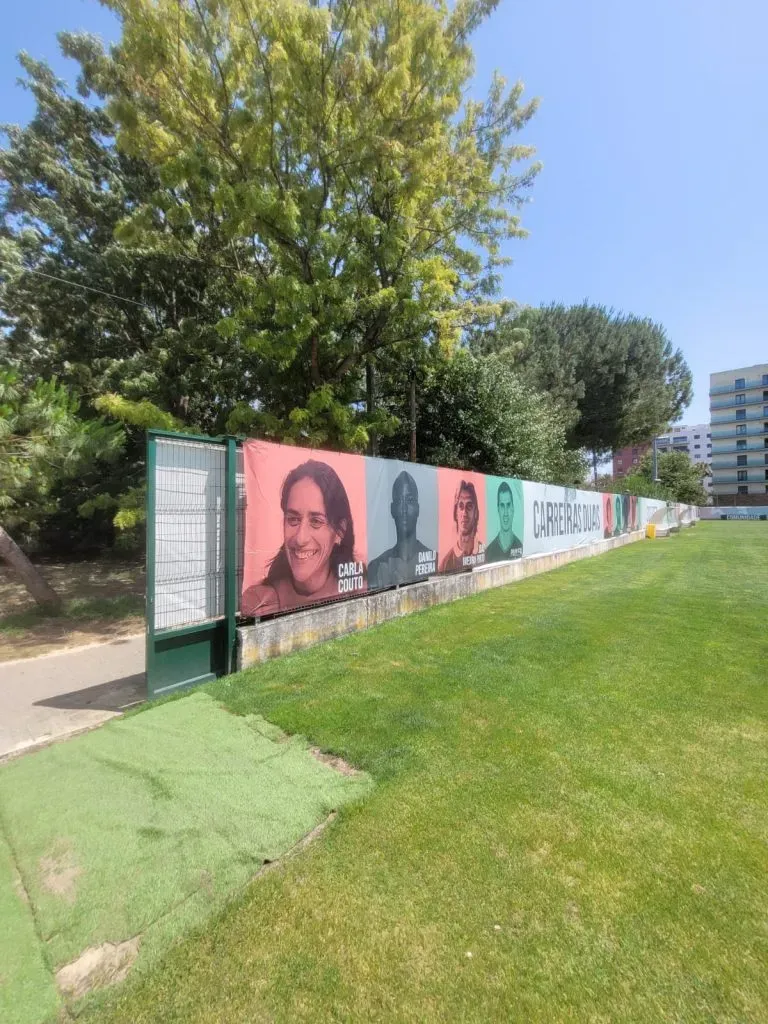 Carla Couto, junto com muitas outras importantes figuras nacionais do futebol nacional, nas paredes do campo em Odivelas que pertence à SJPF. Foto: Somos Fanáticos Portugal.