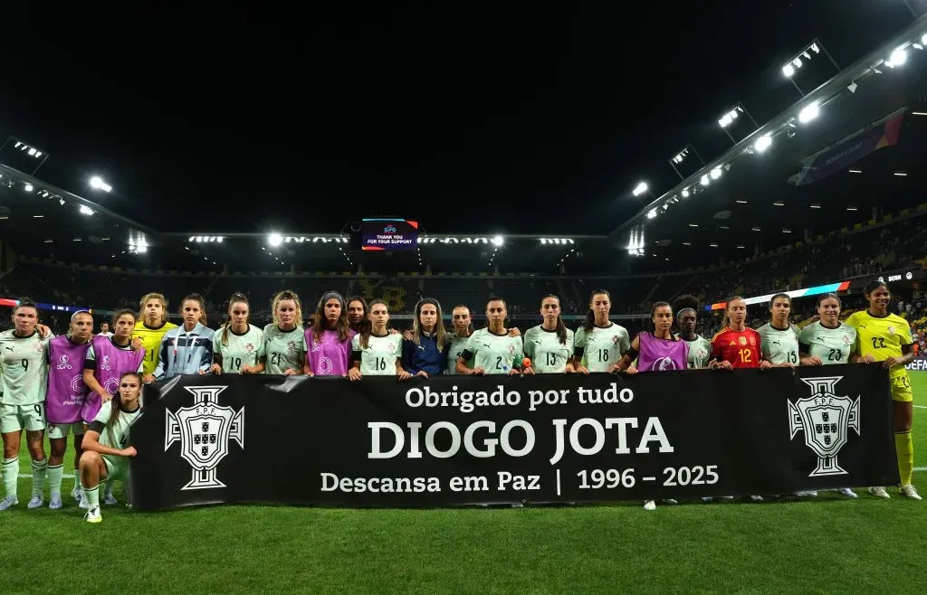 Uma das várias homenagens a Diogo Jota. Neste caso, no Espanha x Portugal para o Europeu Feminino 2025. Foto: Alexander Hassenstein/Getty Images.