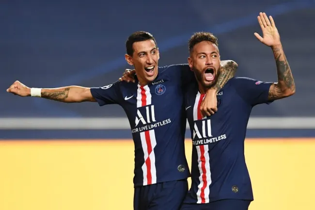 Di María e Neymar, respetivamente o maior assistente e terceiro maior assistente da história do PSG (o segundo é Mbappé). Foto: David Ramos/Getty Images.