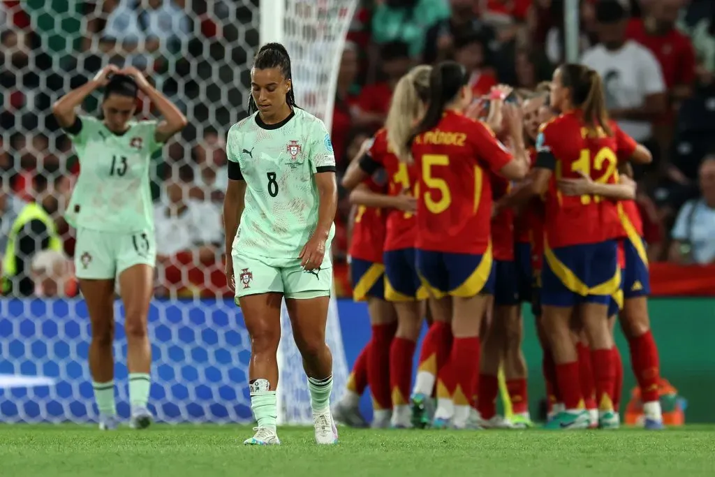 Desilusão lusa a contrastar com a alegria das jogadoras de Espanha. Foto: Alexander Hassenstein/Getty Images.