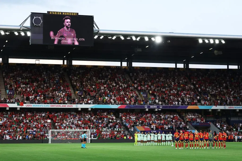 As homenagens a Diogo Jota têm-se multiplicado, seja dentro ou fora dos campos. Foto: Alexander Hassenstein/Getty Images.