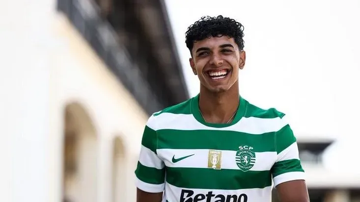 A felicidade de João Simões pela renovação pelo Sporting. Foto: site oficial do Sporting CP
