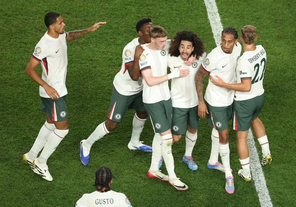 Os festejos dos jogadores do Chelsea, que conseguiram a passagem à próxima fase. Foto: Al Bello/Getty Images.
