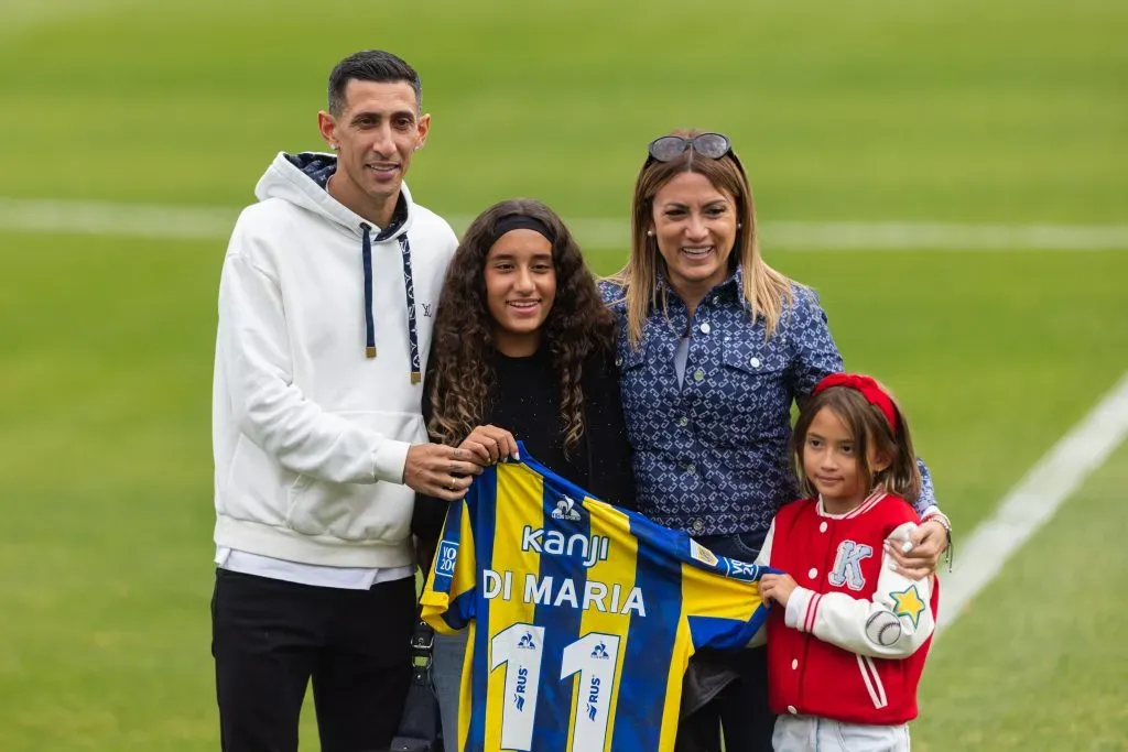 Di María junto com a sua família, durante a apresentação oficial. Foto: Mateo Luis Occhi/Getty Images.